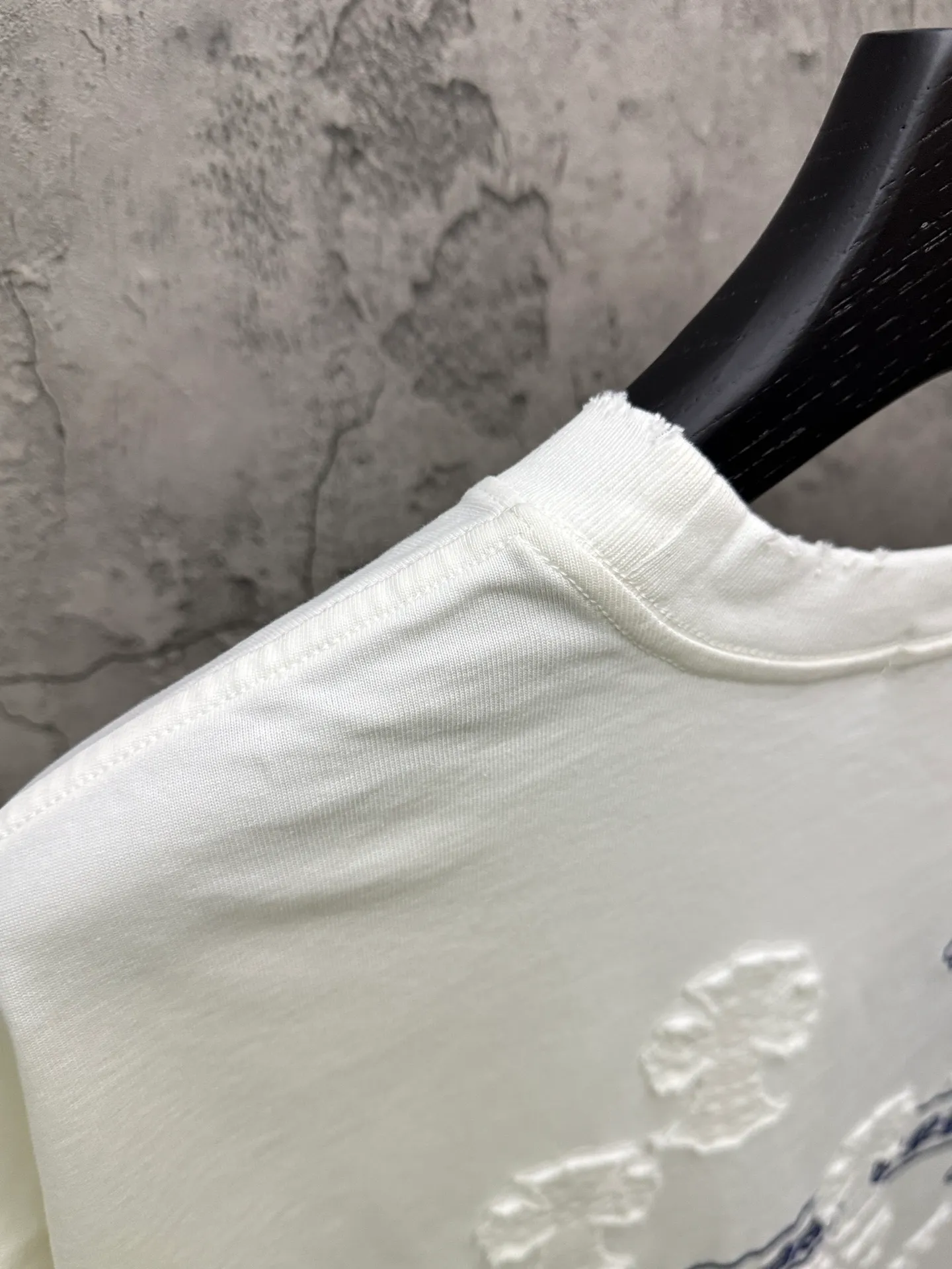 P230 top version, real shot without P, ​​different from market currency) 𝗖𝗵𝗿𝗼𝗺𝗲 𝗛𝗲𝗮𝗿𝘁𝘀/Croxin 2026 spring new original single counter American patch embroidered couple short sleeves 👑The highest version! Customized fabric 320 grams, patch embroidery, best-selling model at the counter, very comfortable to wear. Accessories: original molded and authenticated collar label ➕ 100% silk wash water label. Genuine purchase-grade original hangtag➕matching hanging rope➕3D hanging beads➕original packaging bag. Craftsmanship: The original version has consistent wiring! The highest version of the armhole matching technique! Color: White Black Size: S M L XL Style No.: 6606